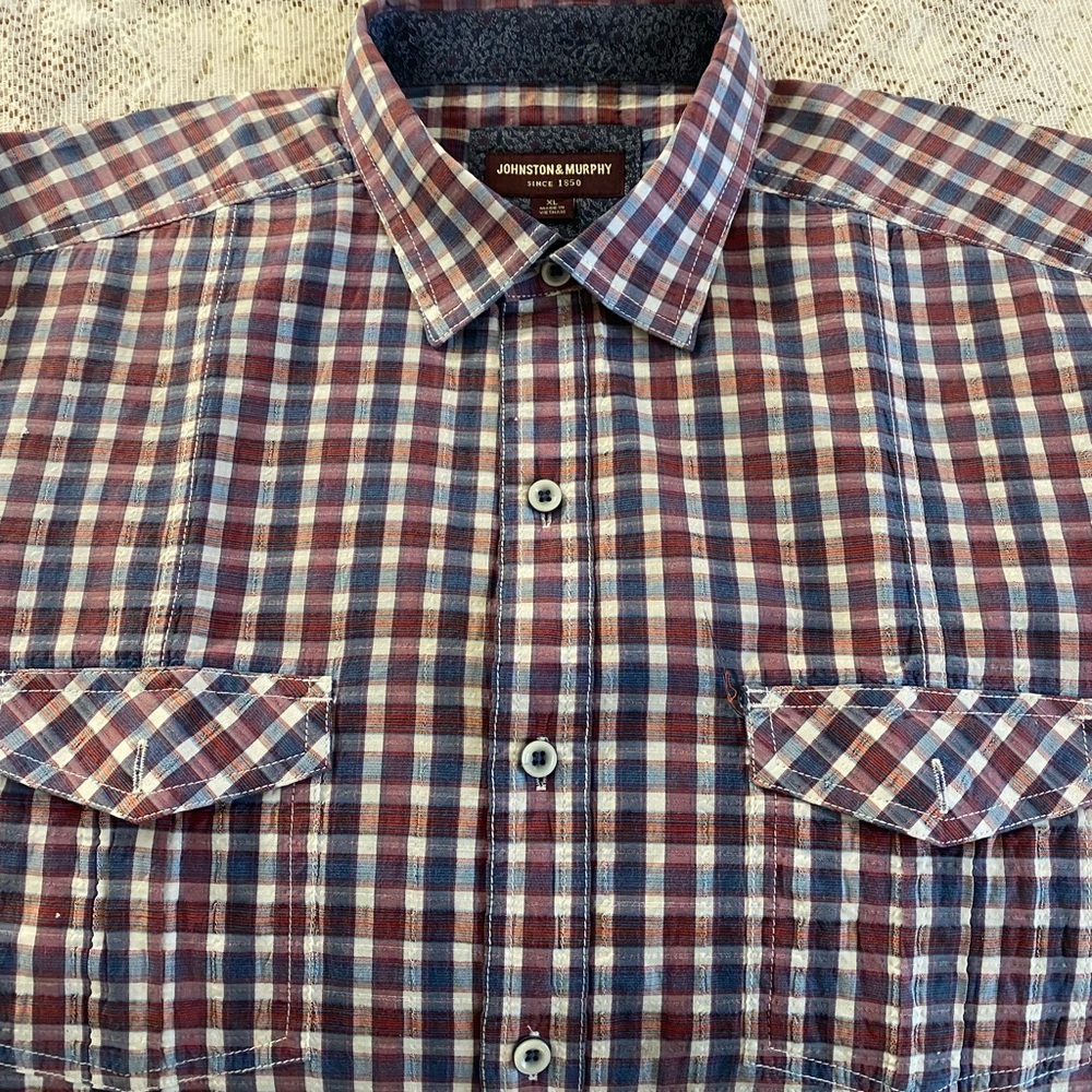 Men’s short sleeve sports shirt.